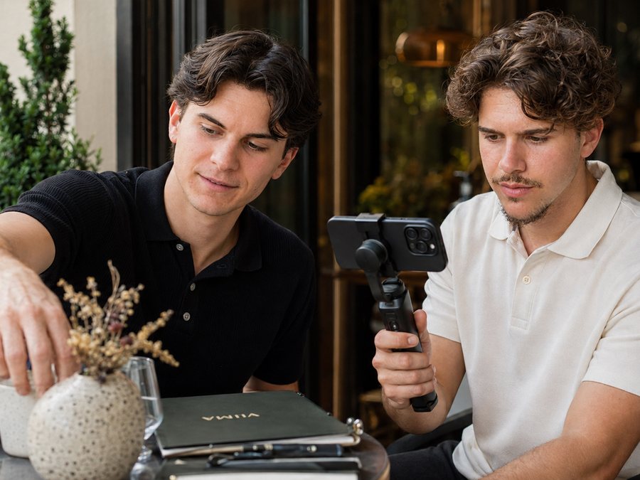 Glenn et Mefail en tournage sur la terrasse d’un établissement